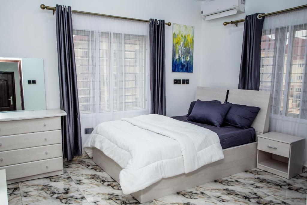 Postel nebo postele na pokoji v ubytování Aija Residences