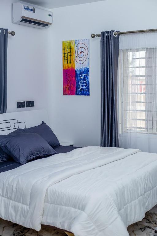 Postel nebo postele na pokoji v ubytování Aija Residences