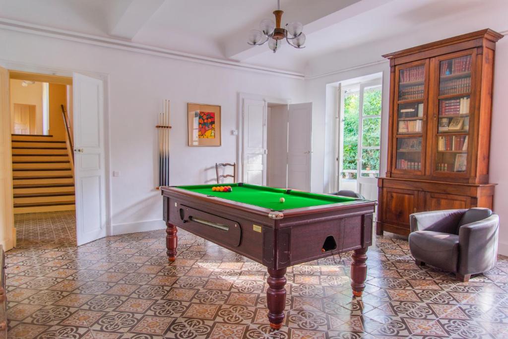 Biliardový stôl v ubytovaní « Villa l’Enclos »