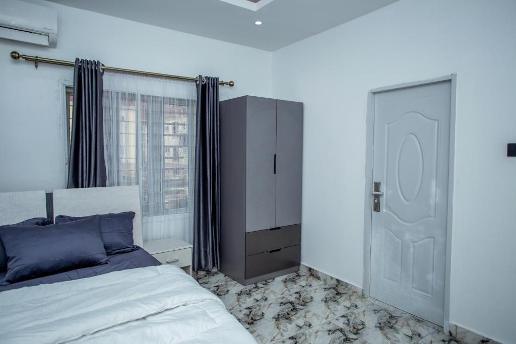 Postel nebo postele na pokoji v ubytování Aija Residences