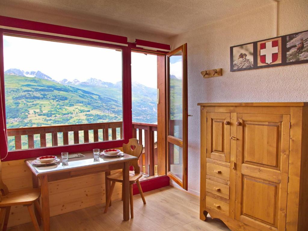 Cette chambre dispose d'une table et offre une vue sur la montagne. dans l'établissement Studio cosy pour 2 personnes avec balcon à La Plagne, proche pistes - FR-1-353-109, à La Plagne Tarentaise