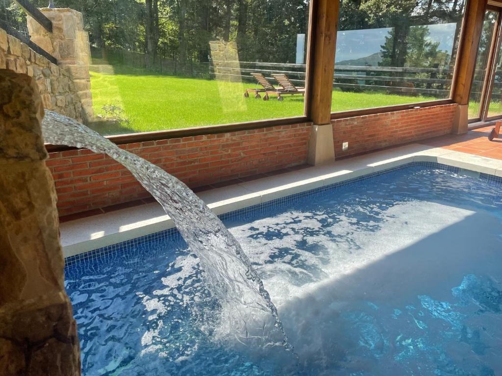 Bazén v ubytování Casas Rurales La Cuplia nebo v jeho okolí