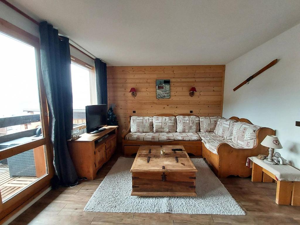 un salon avec un canapé et une table dans l'établissement Charmant 2P, 5 Pers, Centre La Plagne, Parking, Casier à Skis - FR-1-353-127, à La Plagne Tarentaise