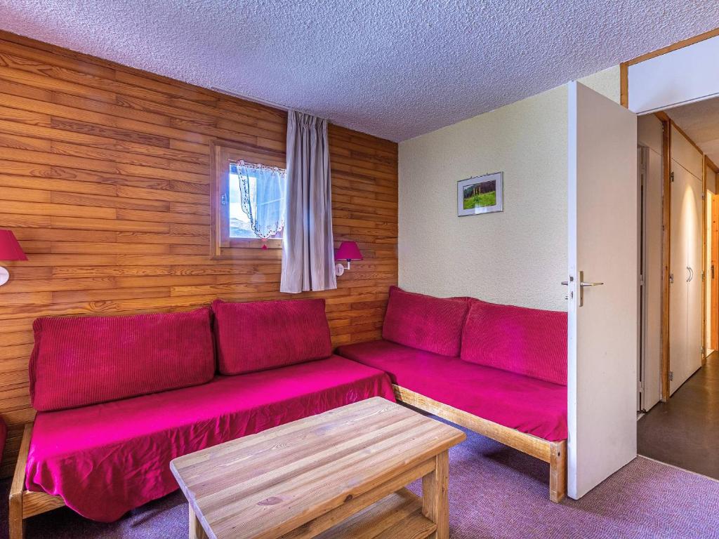 un salon avec un canapé rouge et une table dans l'établissement Appartement 2 pièces à Valmorel, skis aux pieds, balcon, note 7,07/10, animaux acceptés - FR-1-356-201, à Valmorel