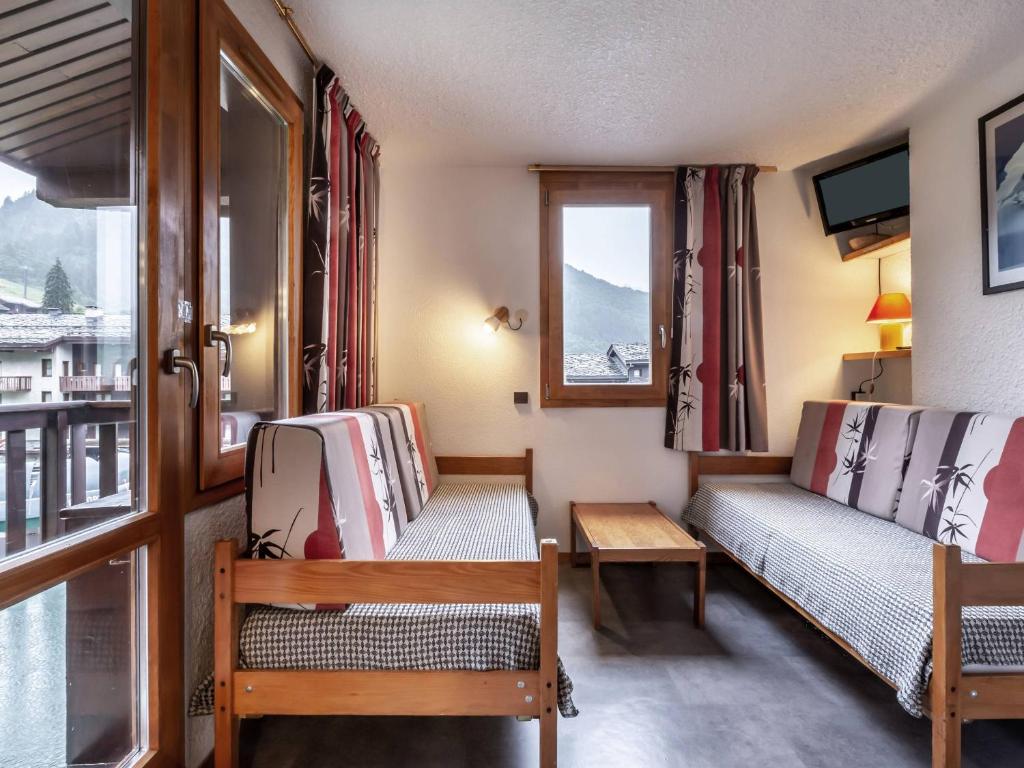 une petite chambre avec deux bancs et une fenêtre dans l'établissement Duplex rénové skis aux pieds, animaux admis à Valmorel - FR-1-356-294, à Valmorel