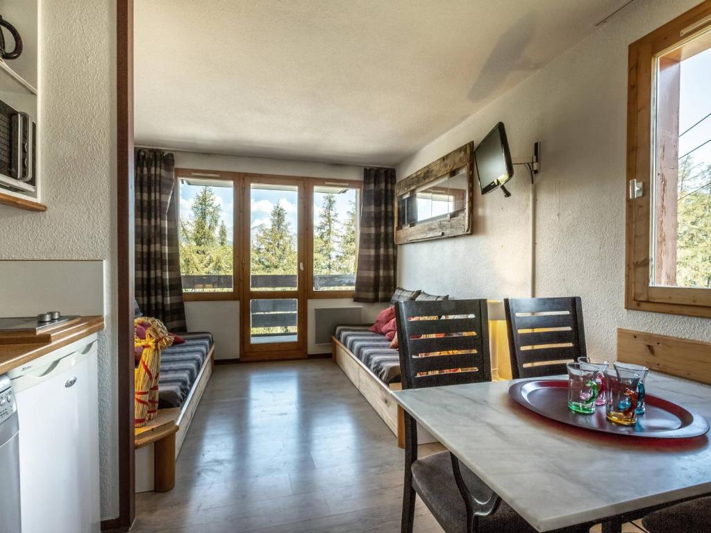 un salon avec une table et un canapé dans l'établissement Studio cosy pour 4 pers. avec balcon, proche pistes - FR-1-353-36, à La Plagne