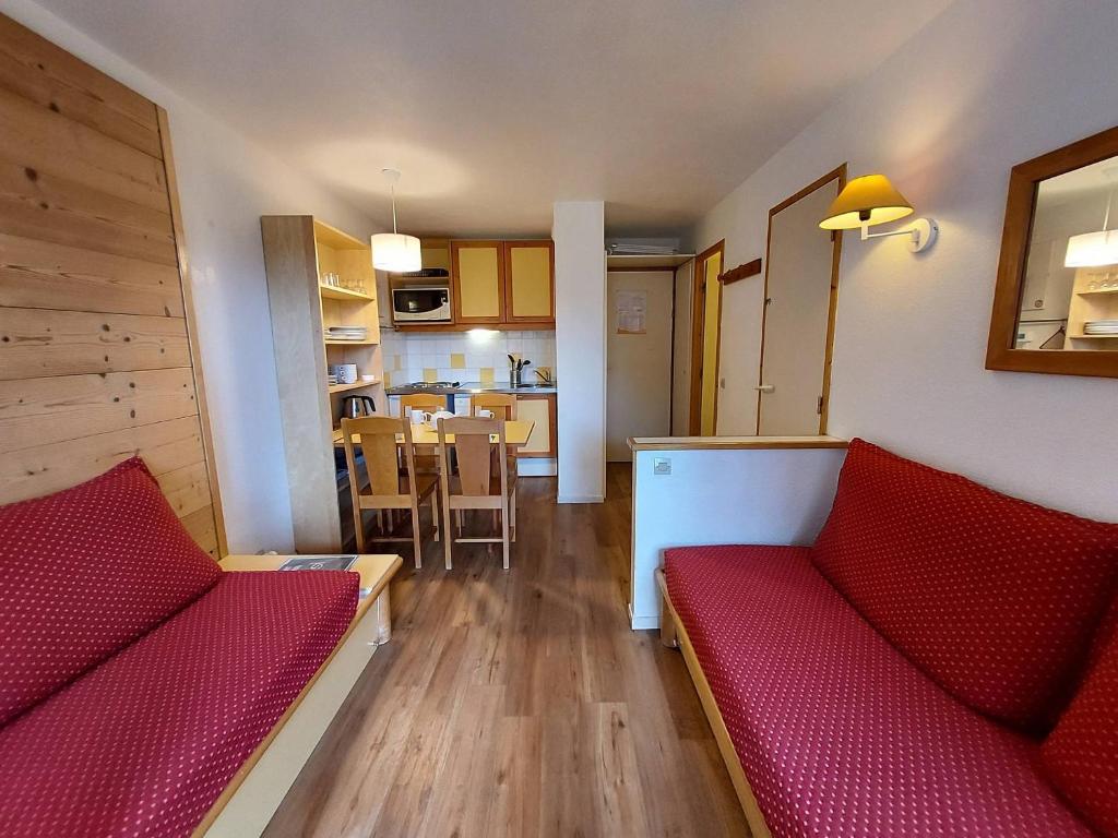 un salon avec deux canapés rouges et une cuisine dans l'établissement Appartement 6 pers, 2 logements communicants, 2 terrasses, animaux admis - FR-1-353-64, à La Plagne