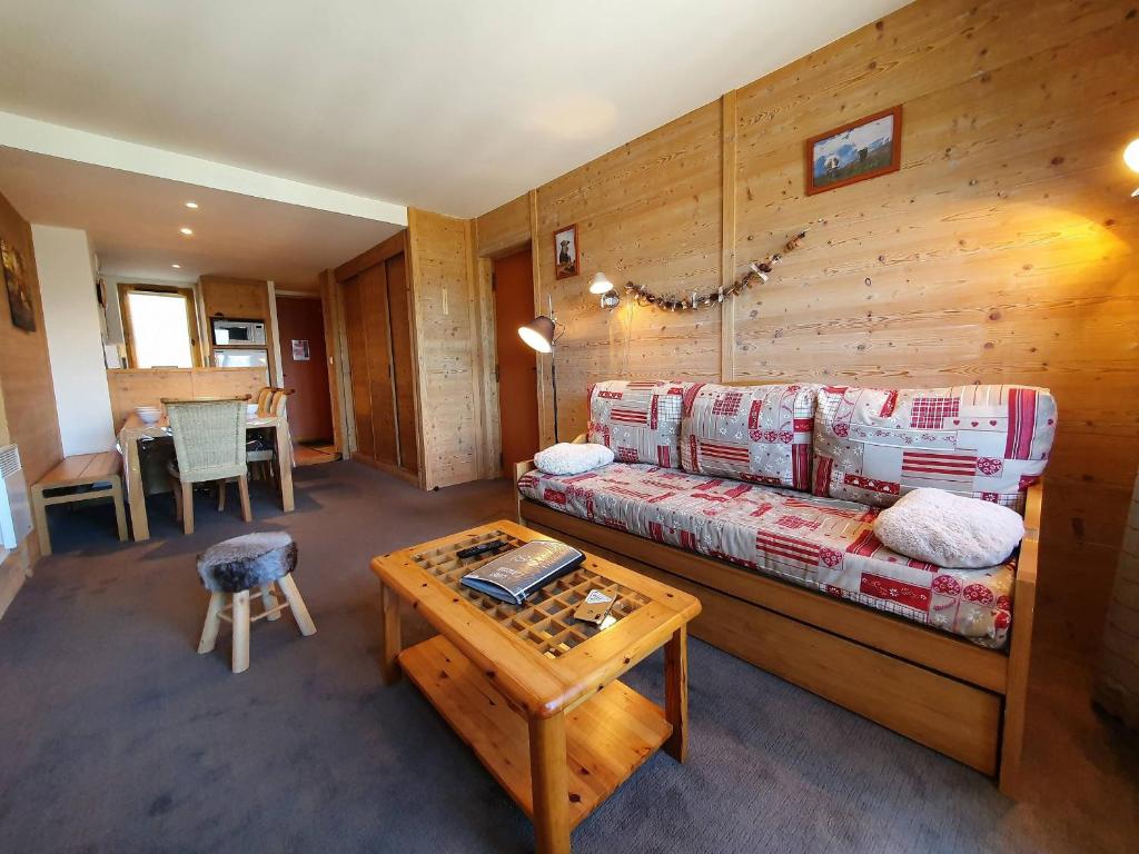 un salon avec un canapé et une table dans l'établissement Appartement spacieux 3 pièces, 6 pers, La Plagne - FR-1-353-33, à La Plagne