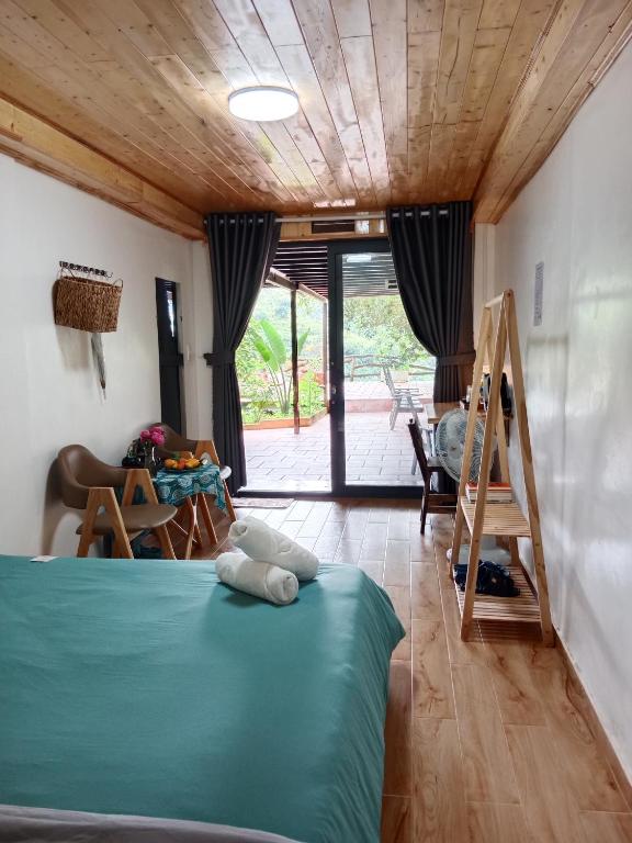 Postel nebo postele na pokoji v ubytování Mimoza homestay, Cầu Đất - Đà Lạt