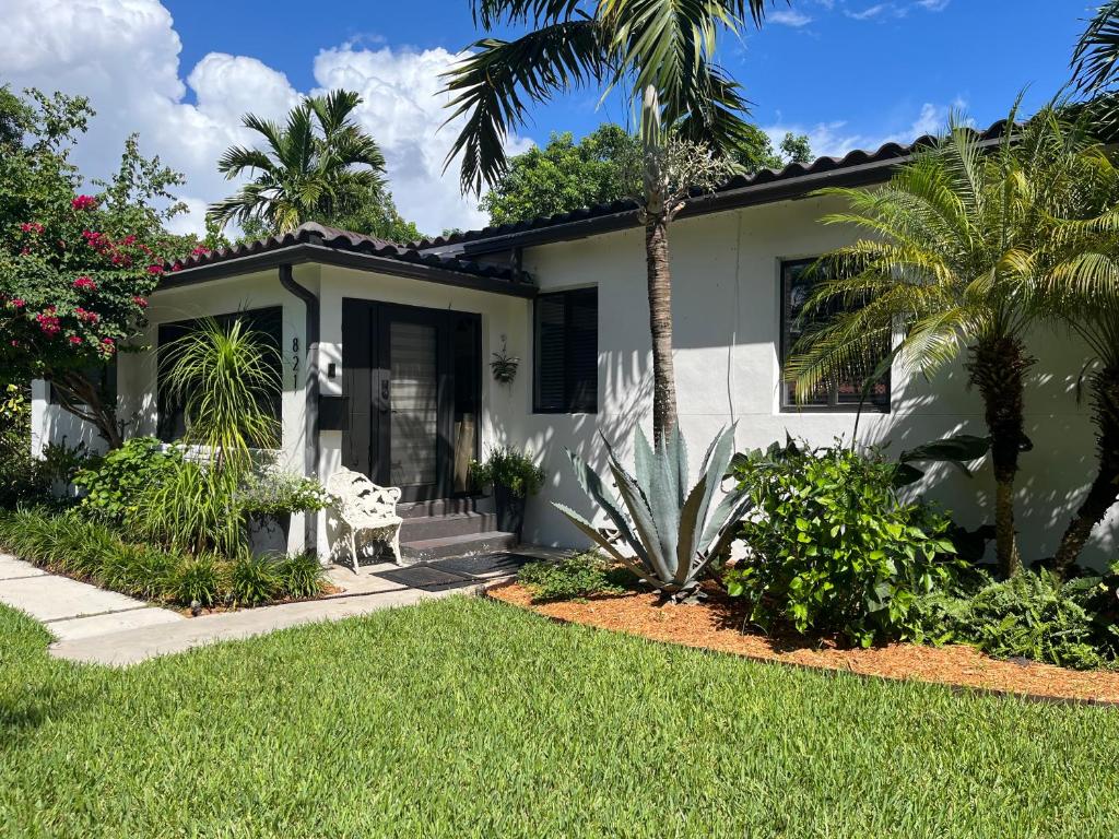 Κήπος έξω από το Biscayne Park Guest House