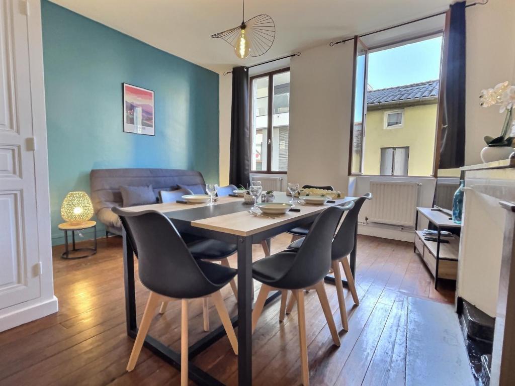 une salle à manger avec une table et des chaises dans l'établissement La cachette - Hypercentre, à Valence