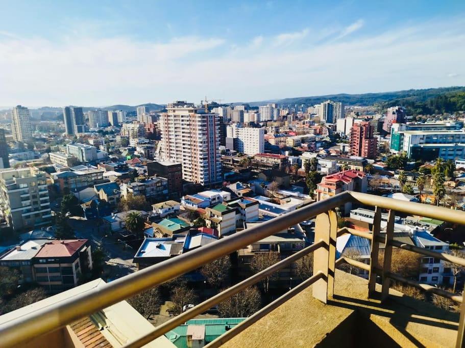 ein Blick auf eine Stadt von einem Balkon in der Unterkunft Depto con la mejor vista a la ciudad de Concepción in Concepción