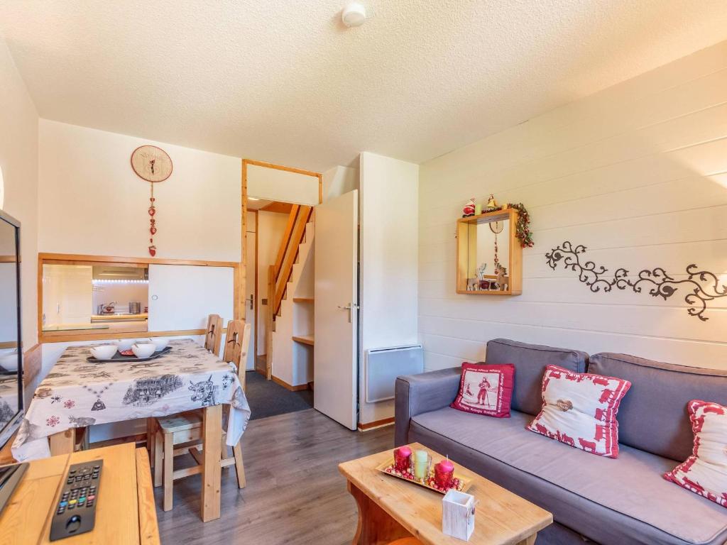 un salon avec un canapé et une table dans l'établissement Duplex 5 pers, centre station La Plagne, animaux admis - FR-1-353-107, à La Plagne Tarentaise