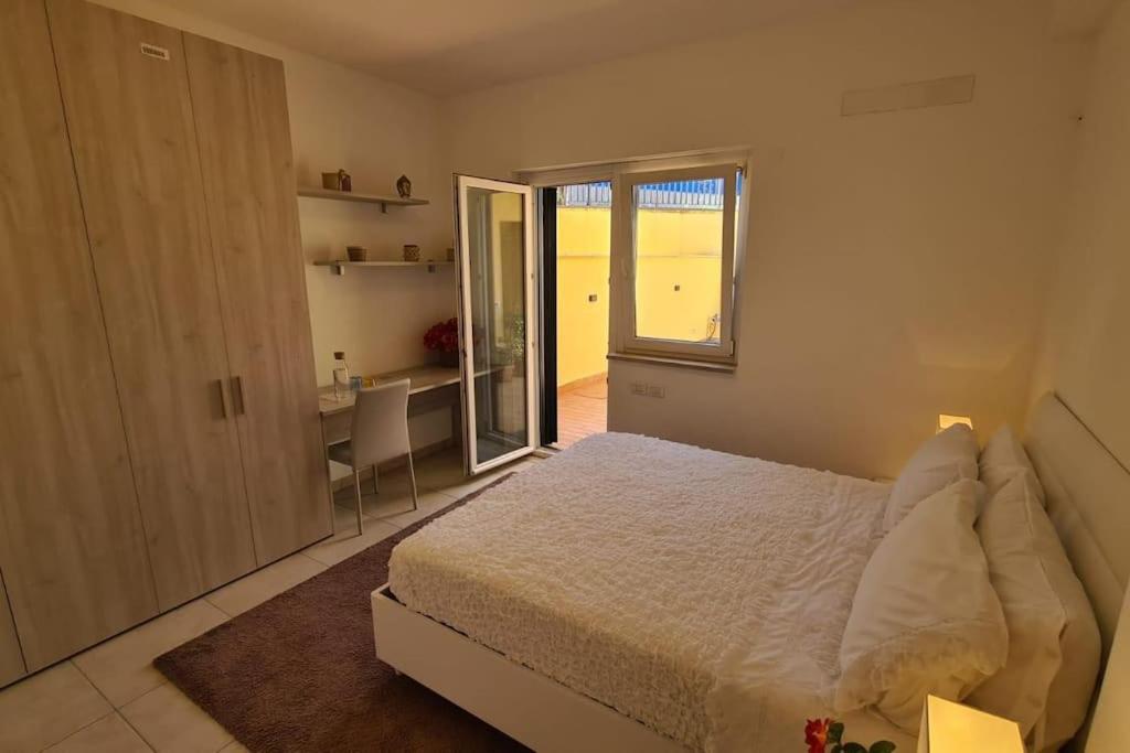a bedroom with a bed and a desk and a window at Appartamento indipendente a Roma Massimina in La Massimina-Casal Lumbroso