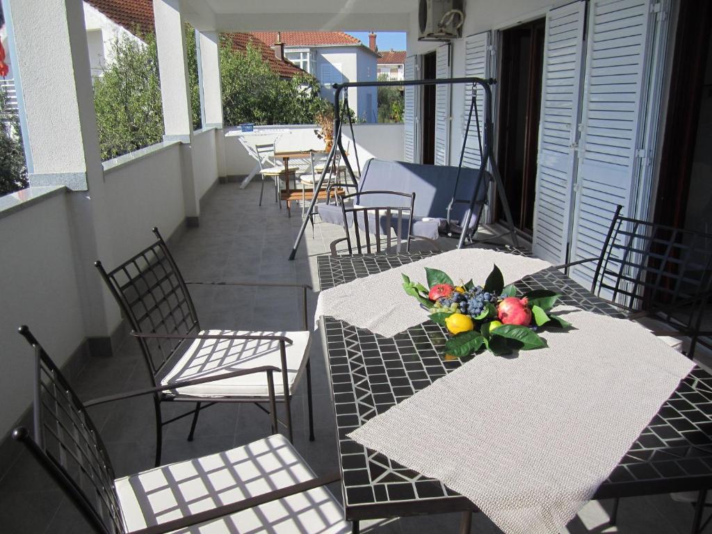 Reštaurácia alebo iné gastronomické zariadenie v ubytovaní Apartments Deni