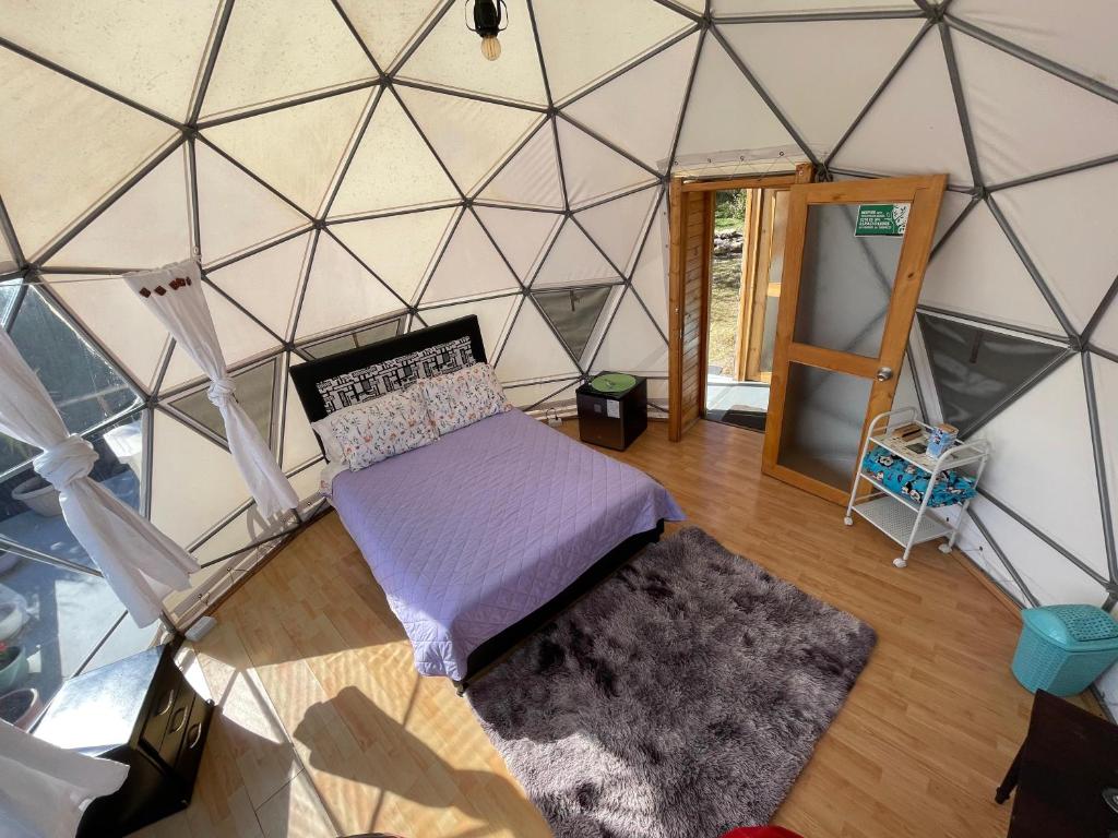 Postel nebo postele na pokoji v ubytování El Alpino Cabaña Glamping & Camping