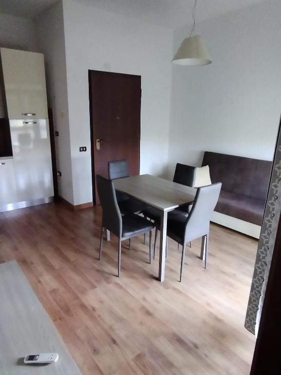 a dining room table and chairs in a room at Piccolo ma funzionale in Oristano