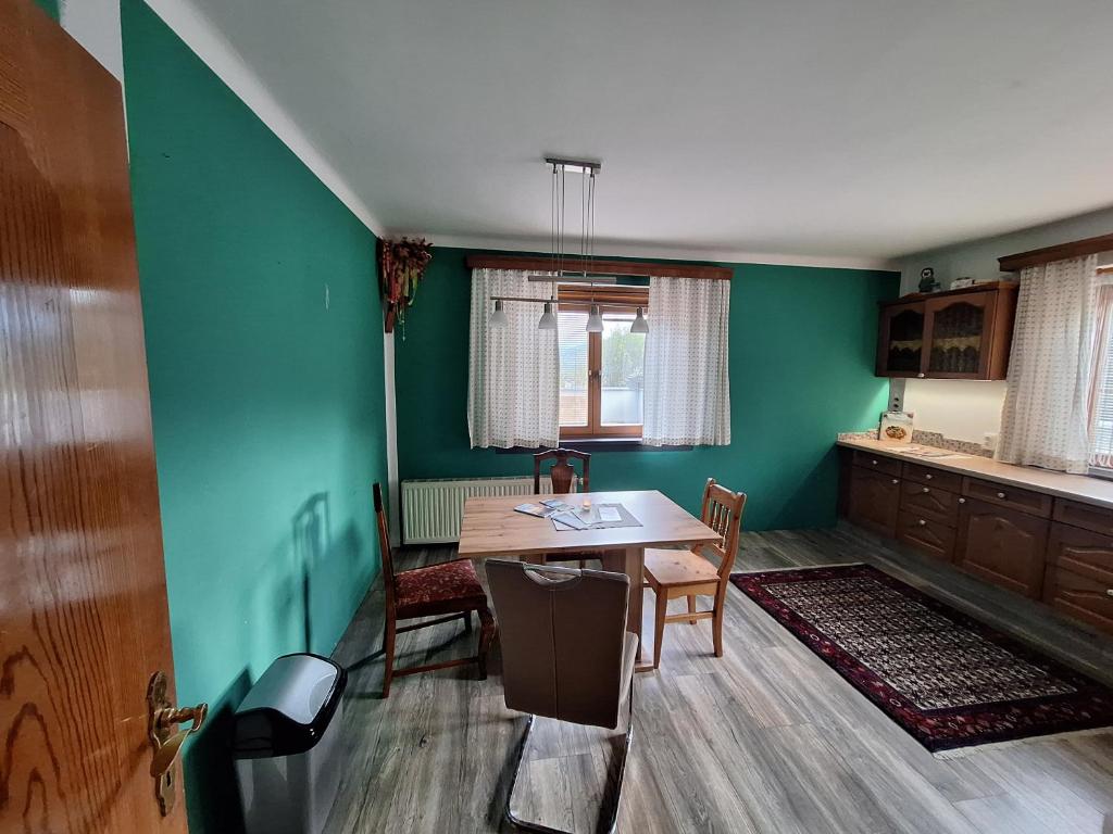 Posezení v ubytování Ganzes Haus mit Almcharakter