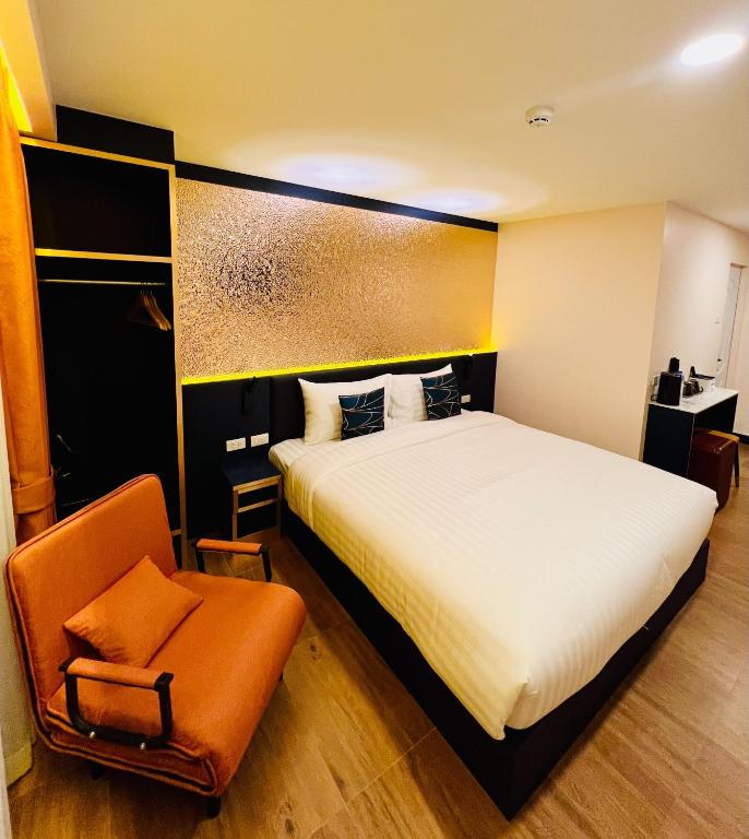Emiri Hotel - Nana Bangkok - King Room With Balcony