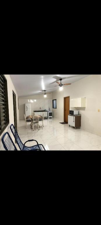 un grand salon avec une table et des chaises dans l'établissement Casa Oliveira, à Olímpia