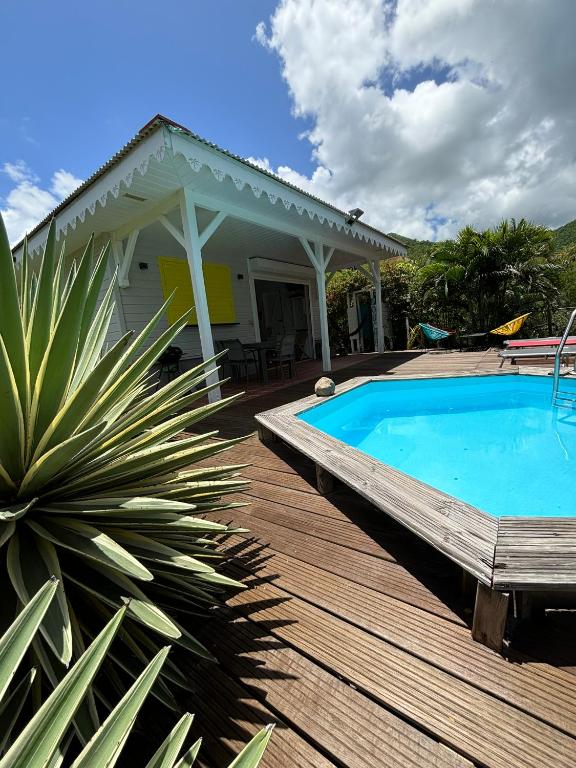 Bazén v ubytování Villa Piscine - Maracudja nebo v jeho okolí