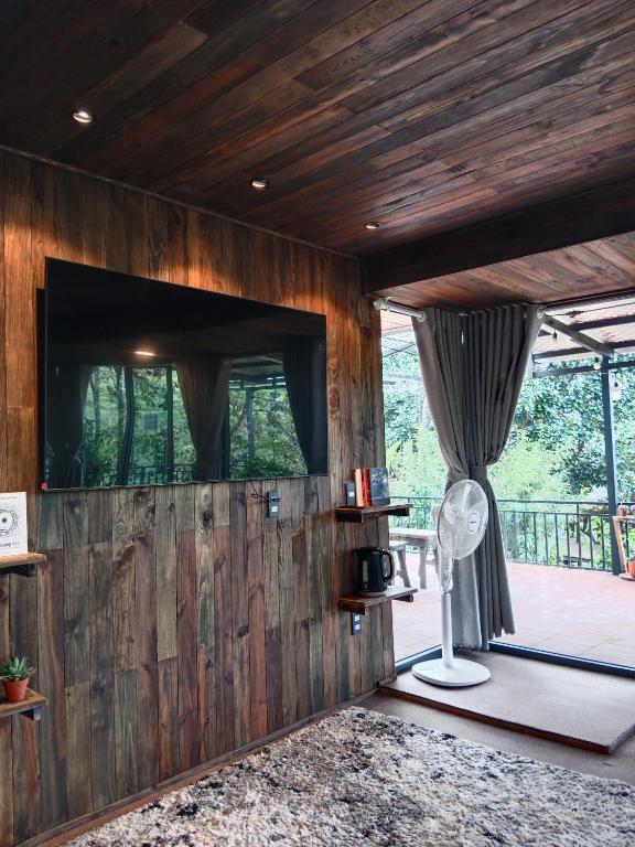 TV a/nebo společenská místnost v ubytování Mimoza homestay, Cầu Đất - Đà Lạt