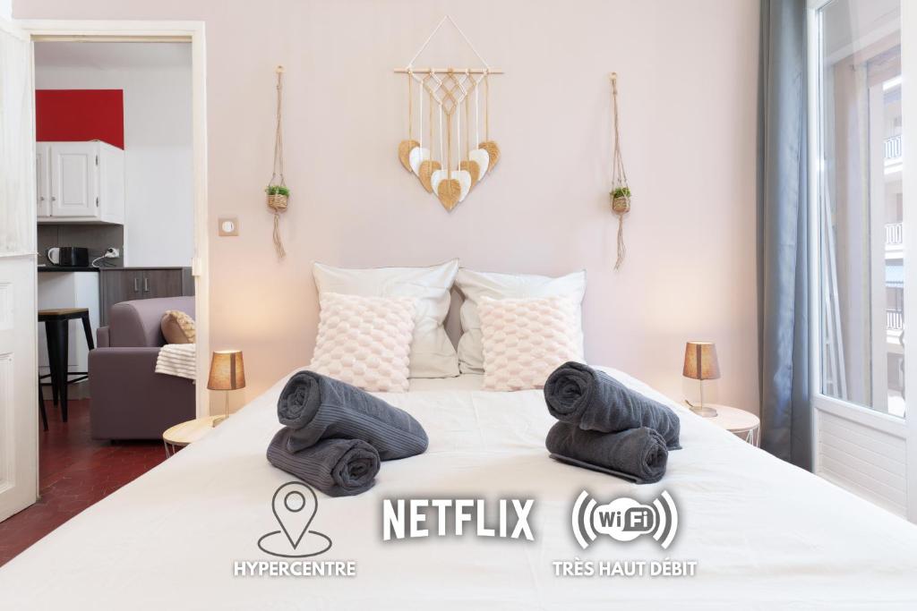 une chambre avec un lit avec des serviettes dessus dans l'établissement Le Cocon, Hypercentre Antibes - Netflix - Clim, à Antibes