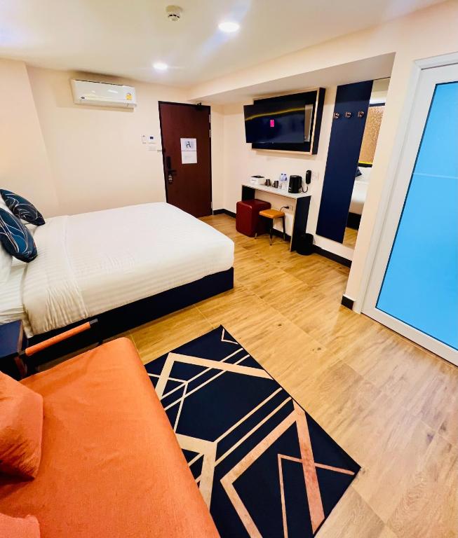 Emiri Hotel - Nana Bangkok - Deluxe Double Room With Balcony