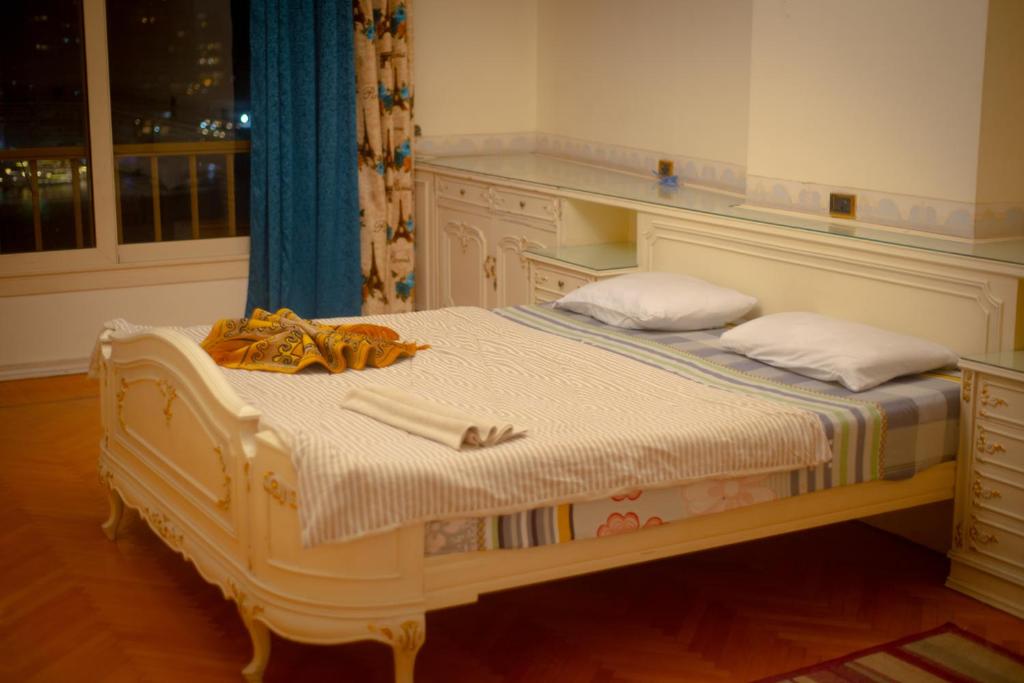 Postel nebo postele na pokoji v ubytování Nile sky hotel and suites