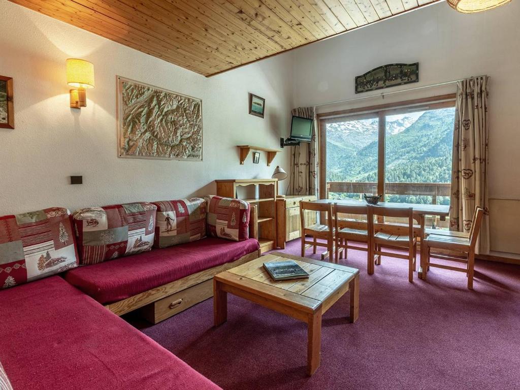 un salon avec un canapé et une table dans l'établissement Appartement à Méribel Mottaret avec départ skis aux pieds, balcon et mezzanine - FR-1-355-19, à Méribel