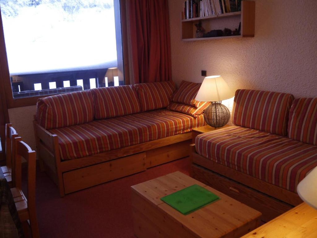 un salon avec deux canapés et une table dans l'établissement Appartement à Méribel, au pied des pistes, avec balcon et casier à skis - FR-1-355-137, à Méribel