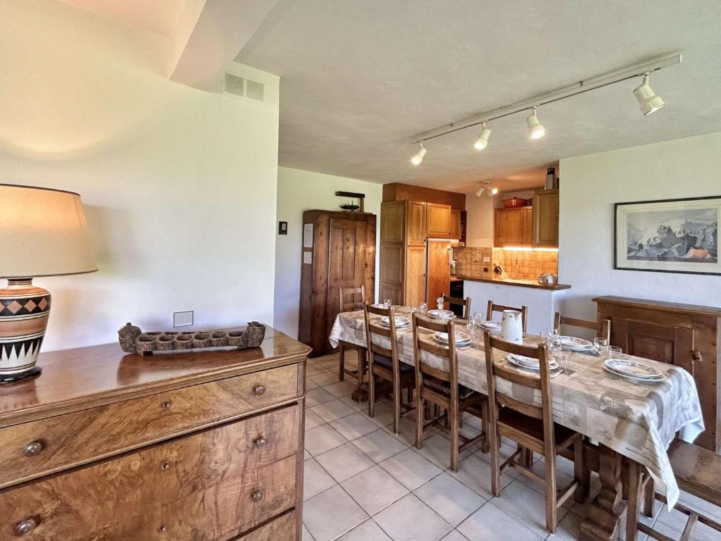 une cuisine et une salle à manger avec une table et des chaises dans l'établissement Appartement 4 pièces + cabine - 8 couchages avec jardin et terrasse - Megève - FR-1-597-22, à Megève