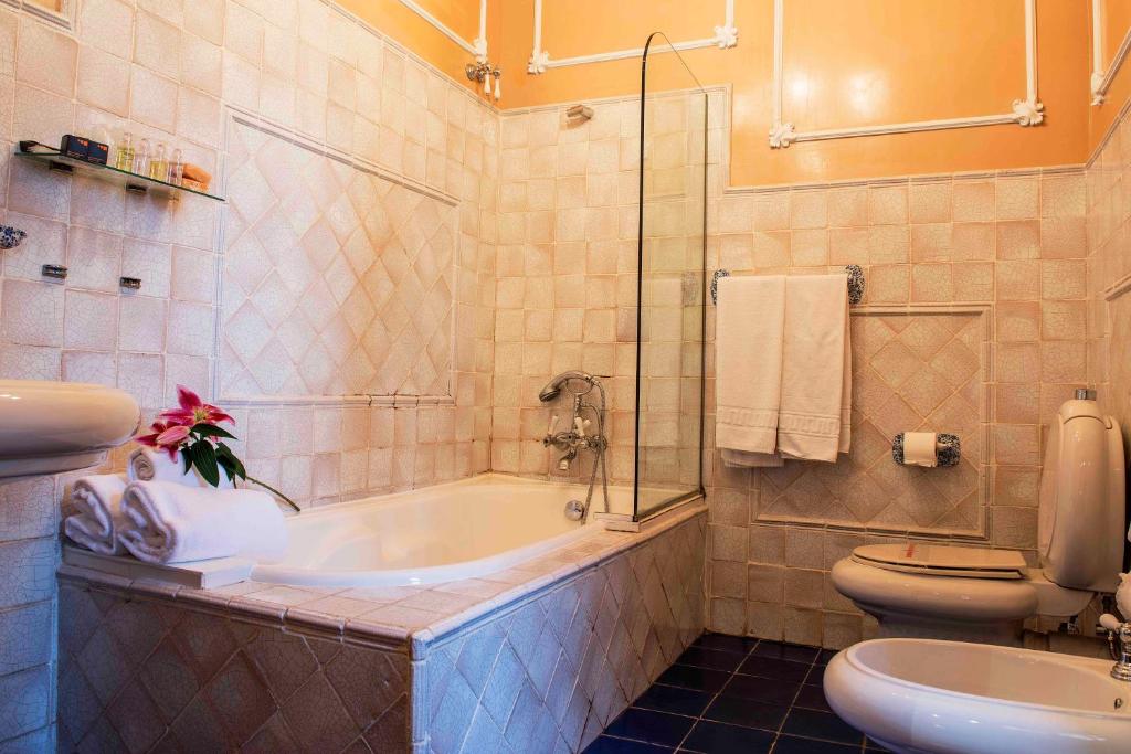 Un baño de Hotel Castillo El Collado