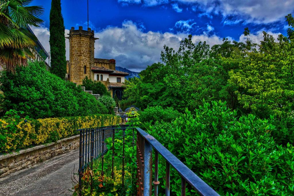 Jardín al aire libre en Hotel Castillo El Collado