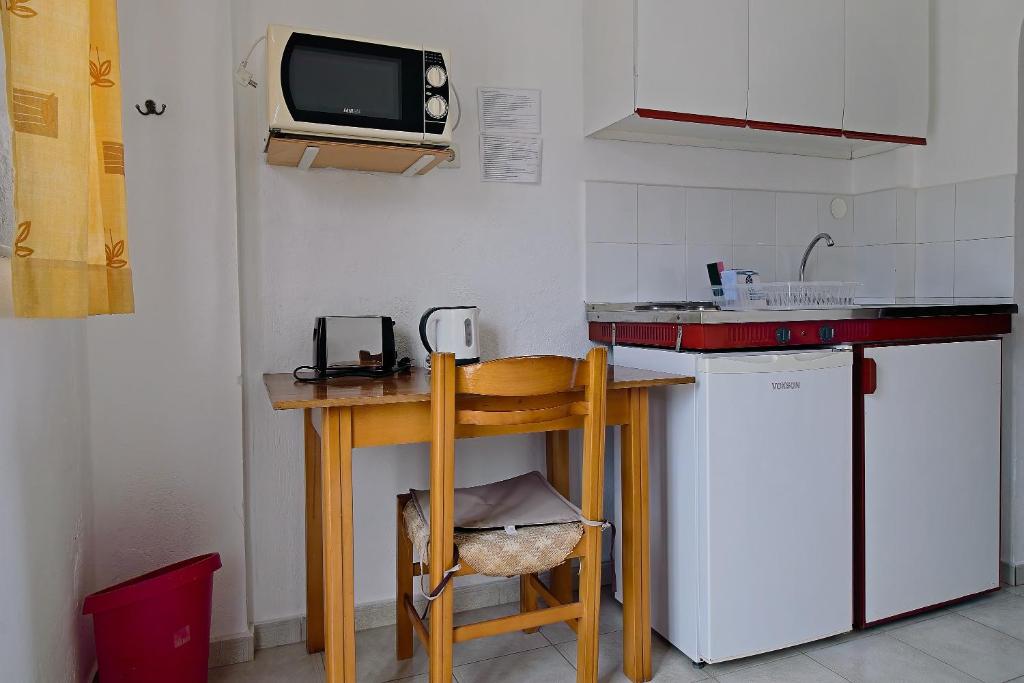 Kuchyň nebo kuchyňský kout v ubytování Milos Apartments