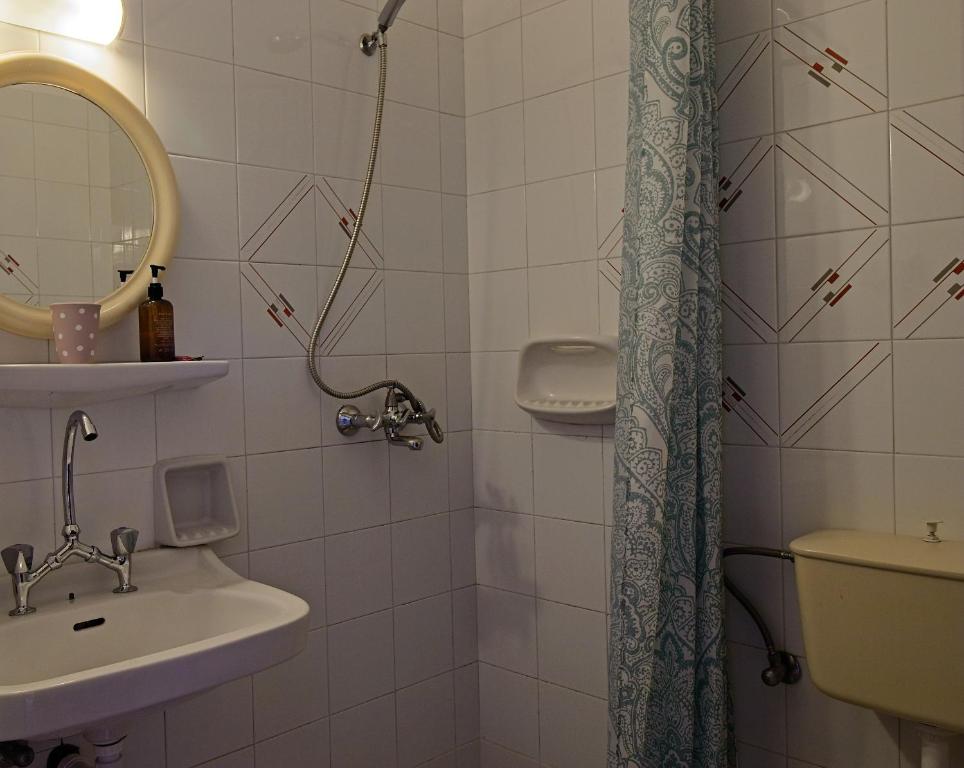 Koupelna v ubytování Milos Apartments