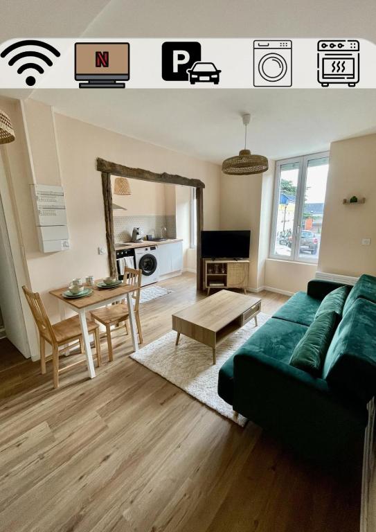 un salon avec un canapé vert et une table dans l'établissement Green Book - T2 avec parking, à Vierzon
