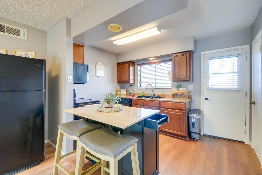 Kuchyň nebo kuchyňský kout v ubytování 1 Mi to Museum Pet-Friendly Prescott Condo