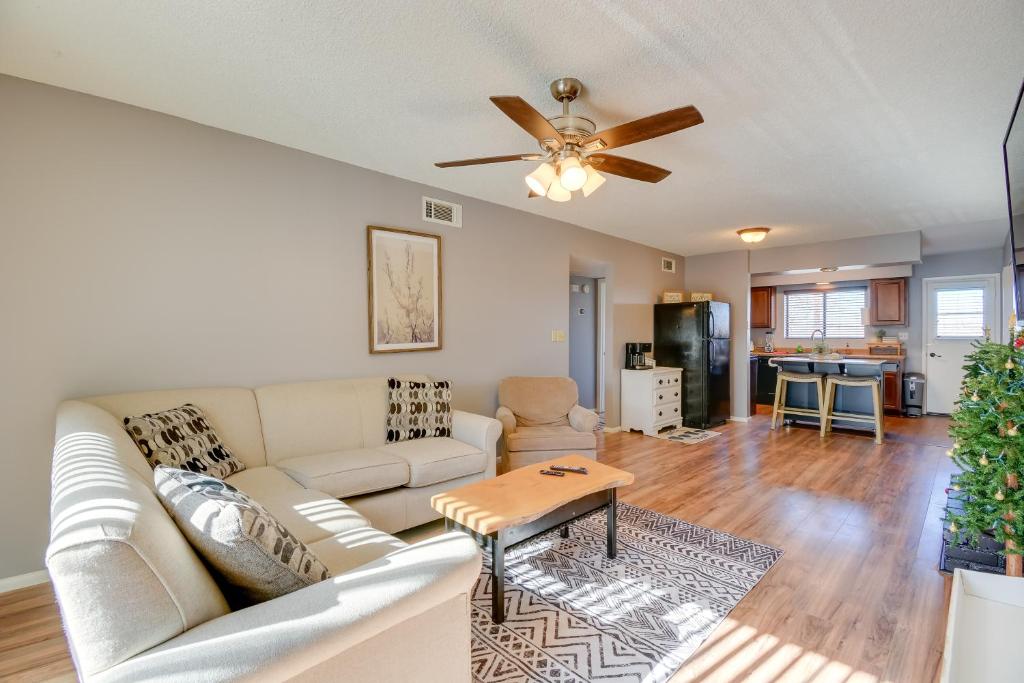 Posezení v ubytování 1 Mi to Museum Pet-Friendly Prescott Condo