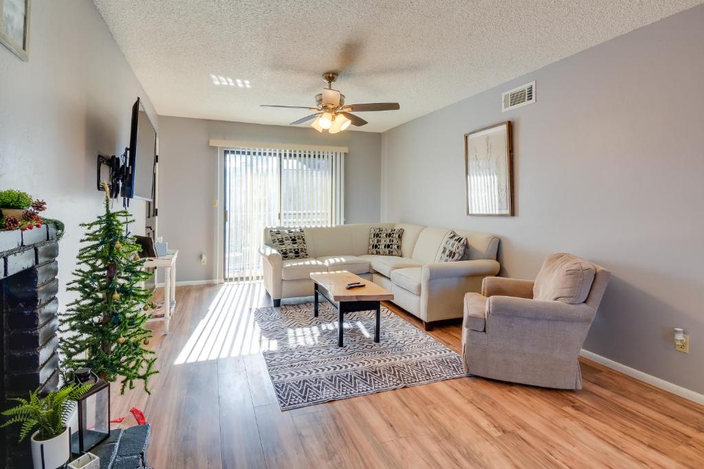 Posezení v ubytování 1 Mi to Museum Pet-Friendly Prescott Condo