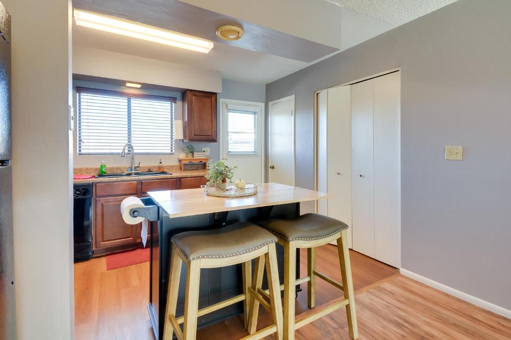 Kuchyň nebo kuchyňský kout v ubytování 1 Mi to Museum Pet-Friendly Prescott Condo