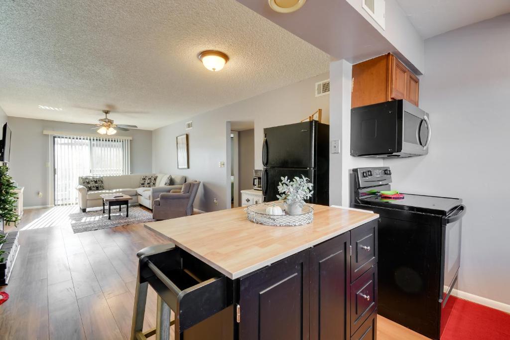 Kuchyň nebo kuchyňský kout v ubytování 1 Mi to Museum Pet-Friendly Prescott Condo