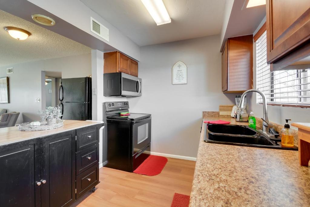 Kuchyň nebo kuchyňský kout v ubytování 1 Mi to Museum Pet-Friendly Prescott Condo