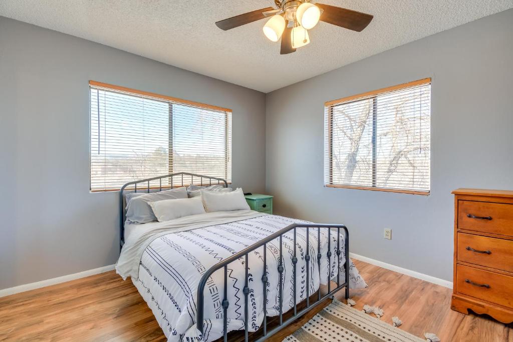 Postel nebo postele na pokoji v ubytování 1 Mi to Museum Pet-Friendly Prescott Condo