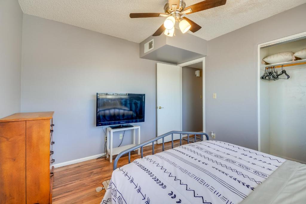 TV a/nebo společenská místnost v ubytování 1 Mi to Museum Pet-Friendly Prescott Condo