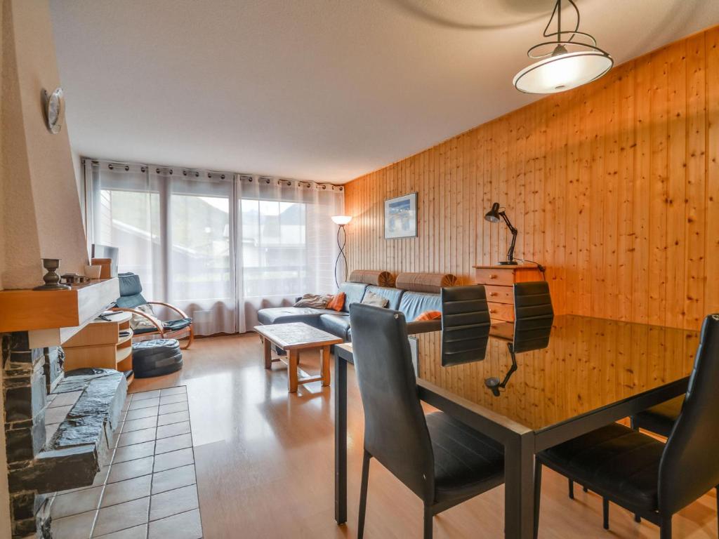 a living room with a table and a couch at Bel appartement 2 chambres près des pistes, centre station, parking, WIFI, balcon exposé sud - FR-1-684-11 in Morzine