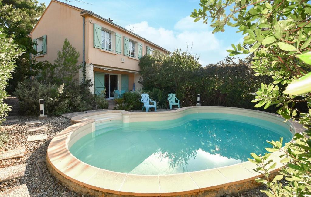 Piscina de la sau aproape de Amazing Home In Mérindol