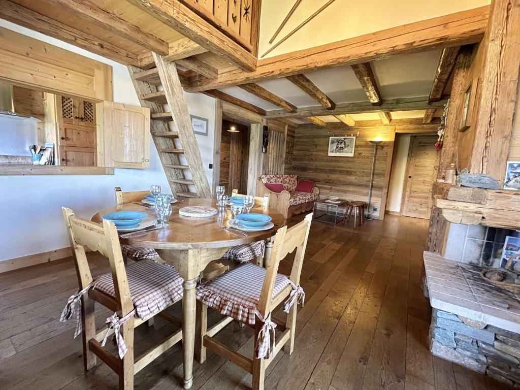une salle à manger avec une table et des chaises en bois dans l'établissement Appartement 3 pièces+cabine à Megève, près des pistes, terrasse, parking, 6 couchages - FR-1-597-1, à Megève