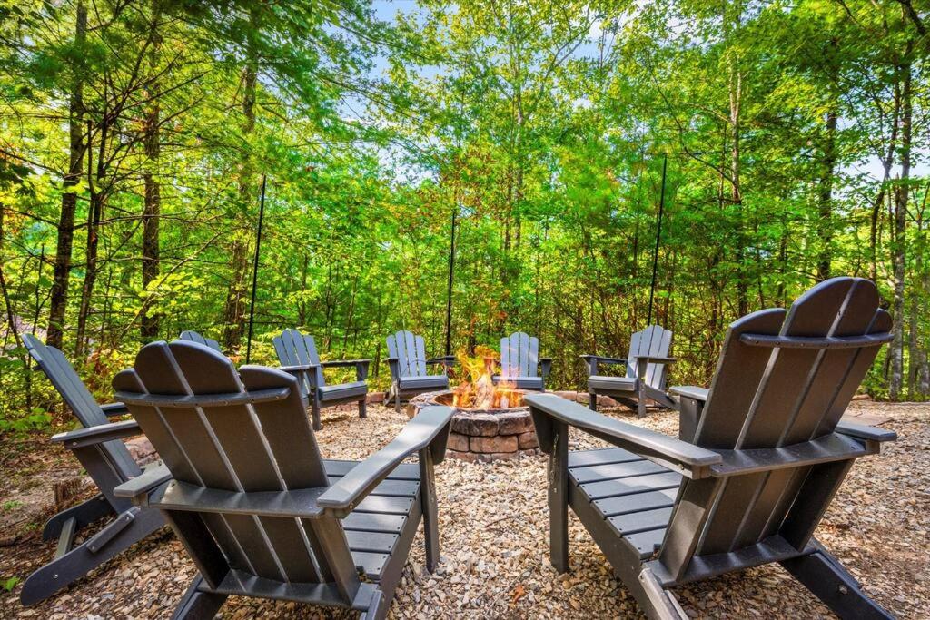 セバービルにあるPrivate, Hot Tub, Arcade, Pups OK, Dollywoodの火の周りに座る椅子のグループ