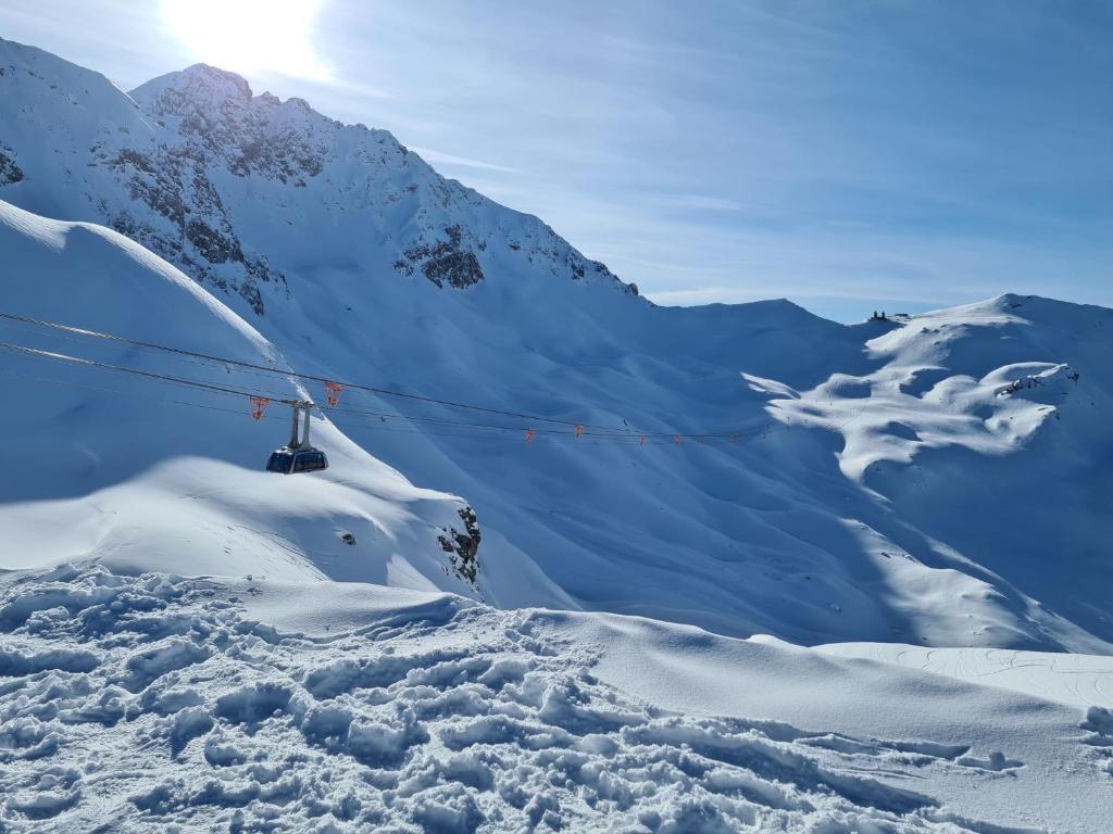 FeWo D'Rock Arosa- center of nightlife by Nature Apartments Switzerland v zimě